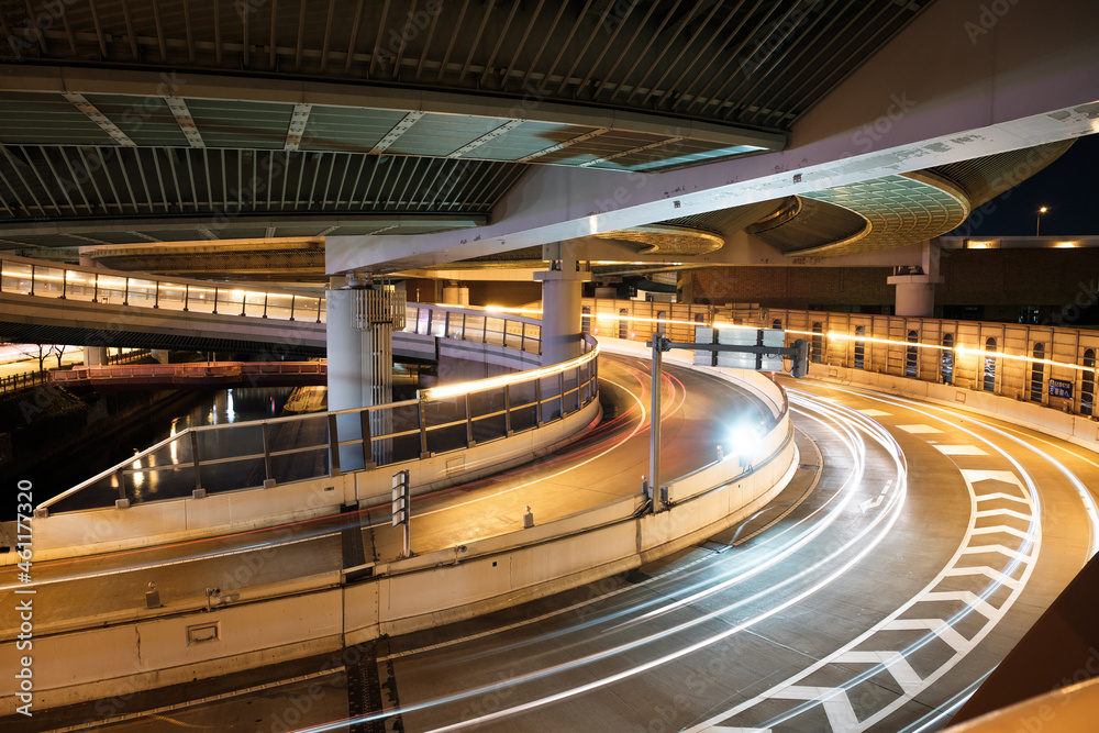 Fototapeta premium 夜の高速道路のジャンクション Highway junction at night
