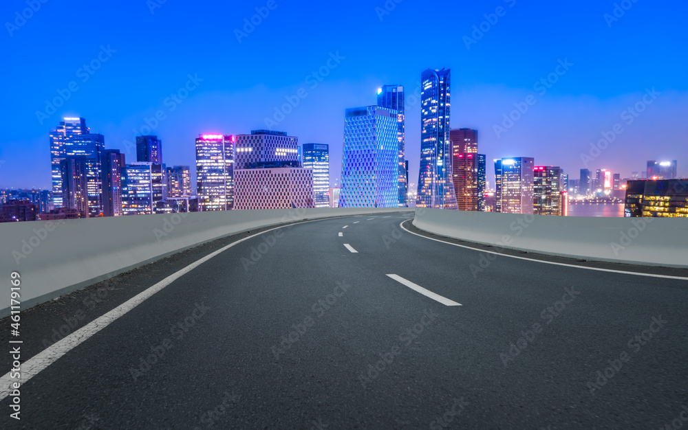 Obraz premium Empty asphalt road and city skyline and building landscape, China.