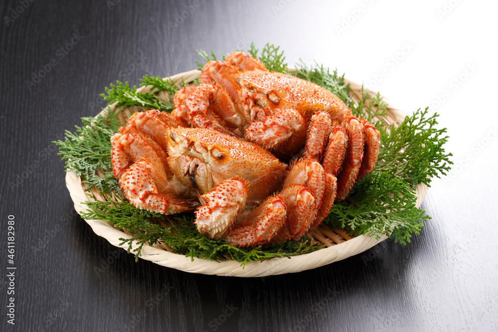 笊に盛ったボイル毛蟹　黒背景