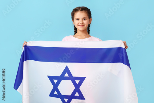Little girl with the flag o...
