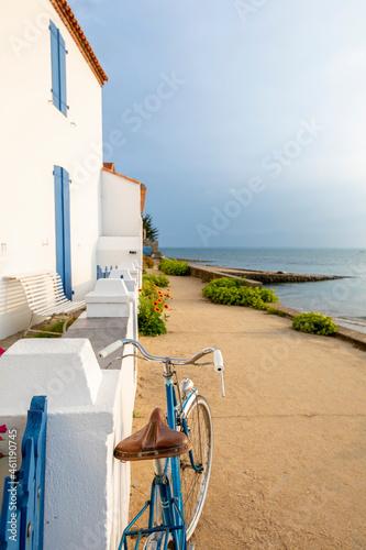 Vieux vélo bleu en bord de mer sur les plages de l'île de Noirmoutier en Vendée, France.