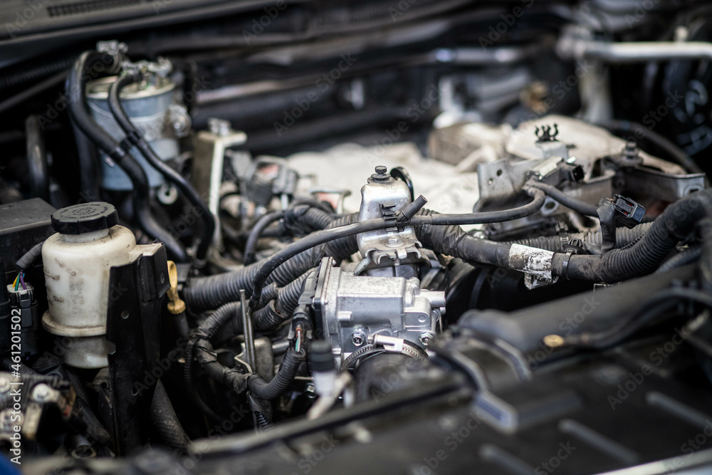 Réparation d'un moteur de voiture dans un garage, voiture avec le capot ouvert et moteur apparent Réparation d'un moteur de voiture dans un garage, voiture avec le capot ouvert et moteur apparent