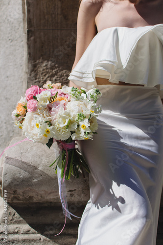 bride holding bouquet