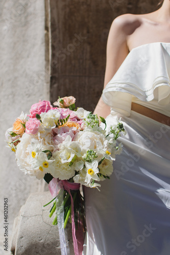 bride holding bouquet of flowers