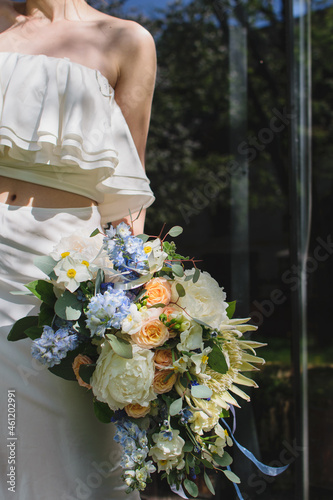 bride holding bouquet of flowers