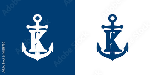 Logotipo con letra inicial K en silueta de ancla de barco en fondo azul y fondo blanco