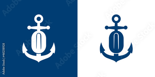 Logotipo con letra inicial O en silueta de ancla de barco en fondo azul y fondo blanco