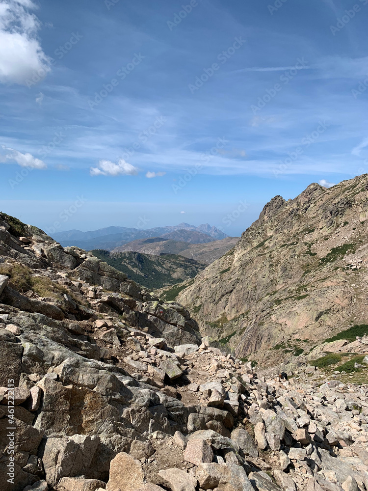 Naklejka premium Pierres et rochers en Corse sur le sentier du GR20