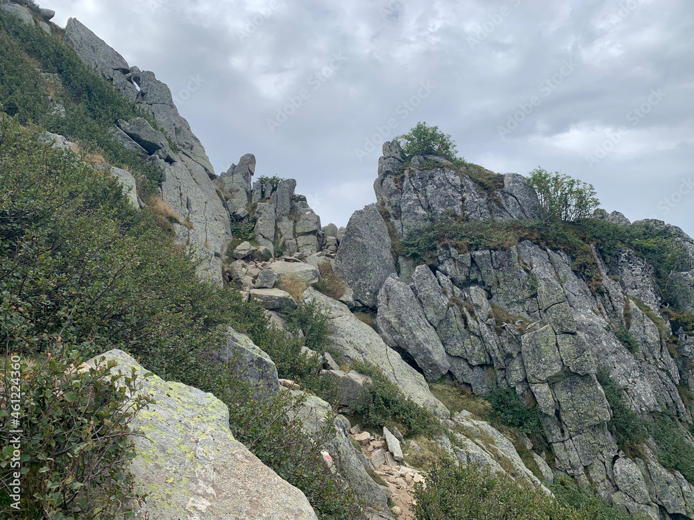 Sentier du GR20 dans les rochers Corse