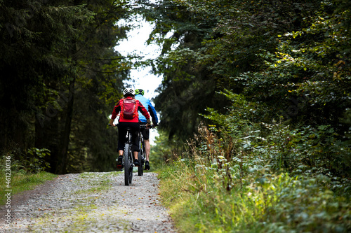 mountain bikers in the forest © Tobias Arhelger