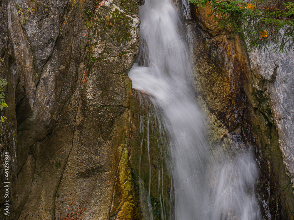 Obraz premium Das Wasser stürzt durch zwei Felsen in die Tiefe