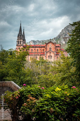 bas  lica de Santa Mar  a la real de covadonga  Principado de Asturias  Espa  a. Vista lejana.