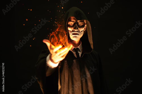 Fotografie spooky person with fireball