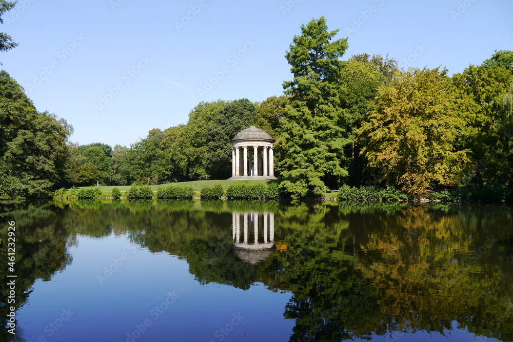 Obraz premium Leibniztempel mit Wasserspiegelung Georgengarten Hannover
