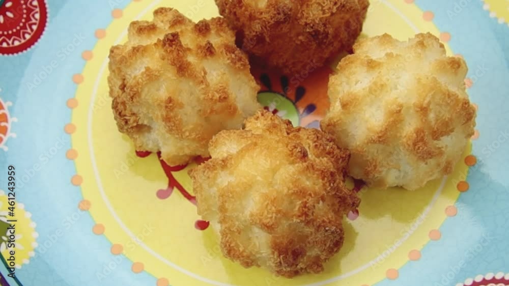 rocher à la noix de coco sur une table