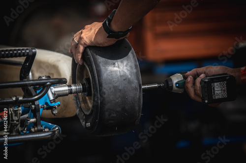 Φωτογραφία The mechanic hand go kart racing engine's service check the availability in the competition
