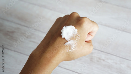 手の甲に置かれたクレンジングバーム