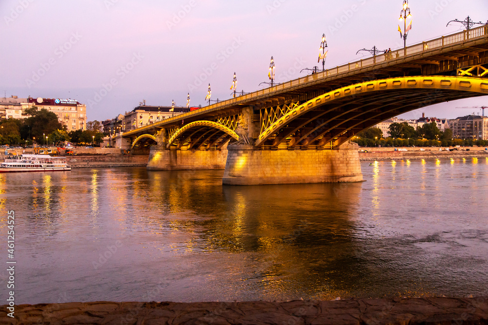 Budapest bei Nacht, Abendstimmung, am Fluss Donau in Ungarn