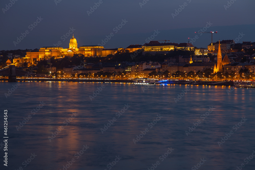 Skyline Budapest an der Donau bei Nacht