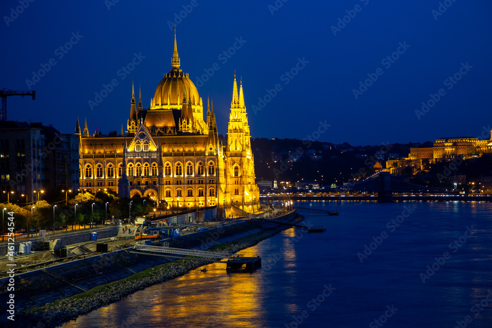 Fototapeta premium Budapest bei Nacht am Fluss Donau im Sommer