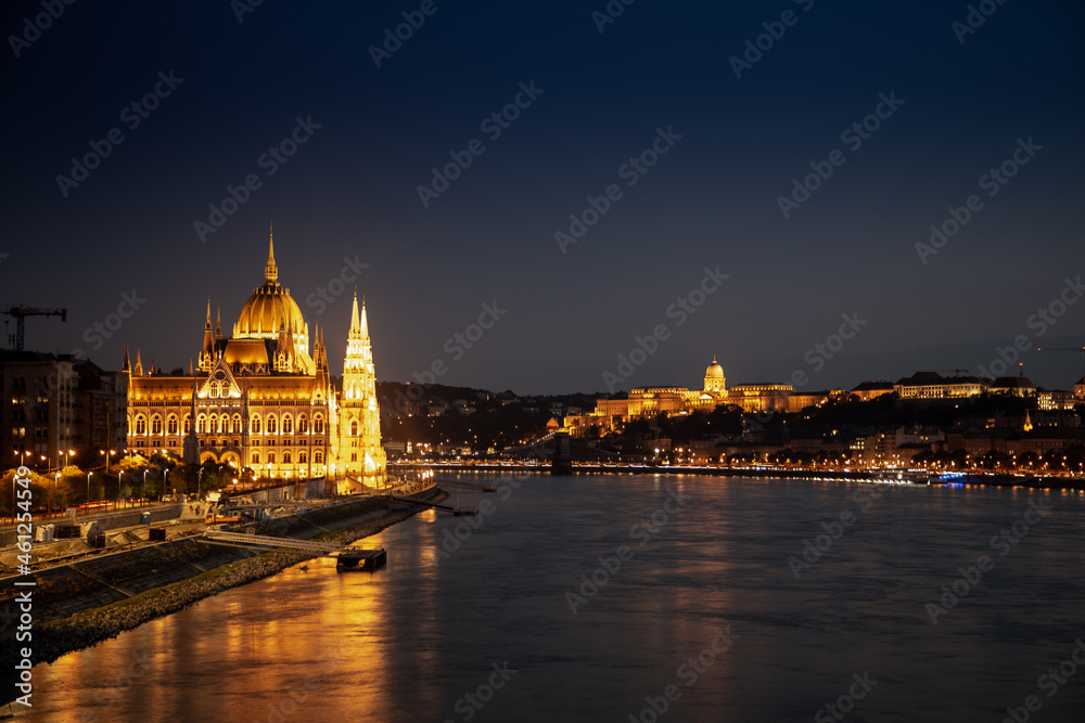 Obraz premium Donau in Budapest, Ungarn, bei Nacht mit Parlamentsgebäude 