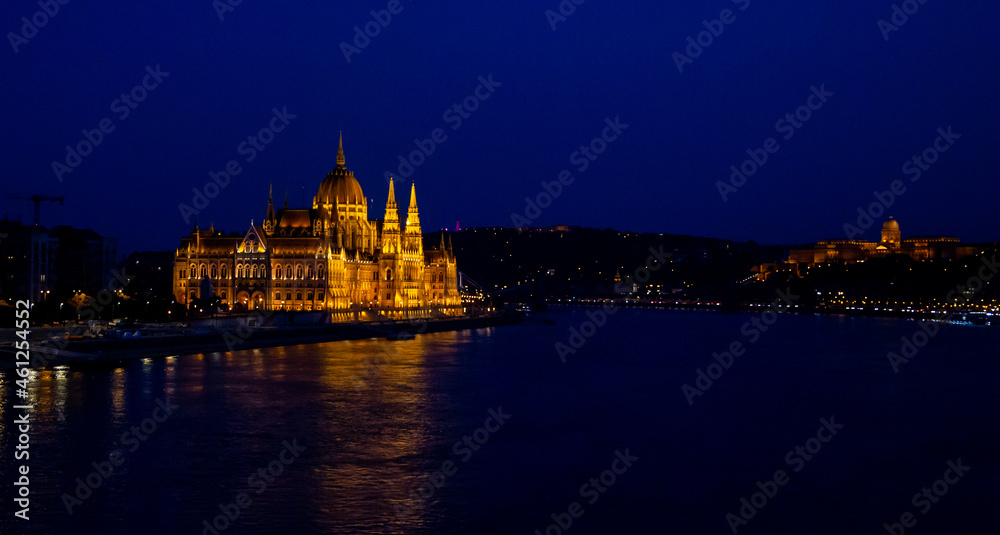 Donau in Budapest, Ungarn, bei Nacht mit Parlamentsgebäude 