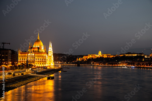 Donau in Budapest  Ungarn  bei Nacht mit Parlamentsgeb  ude 