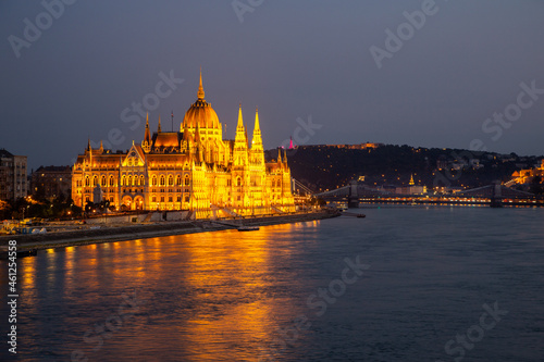 Donau in Budapest, Ungarn, bei Nacht mit Parlamentsgebäude  © Hanker