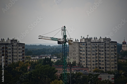  Budowa . Duży dźwig ( żuraw ) budowlany . Big construction crane. 