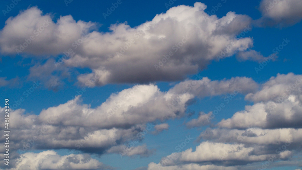 Naklejka premium Ciel ponctué de quelques passages de cumulus de beau temps