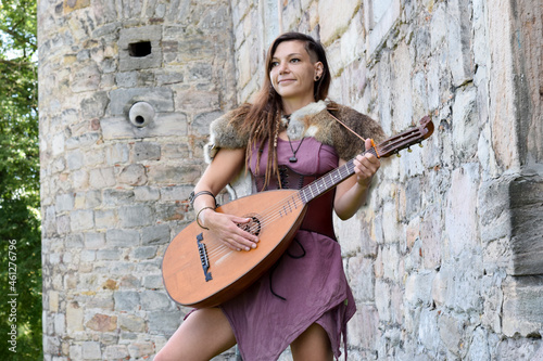 medieval woman with lute 