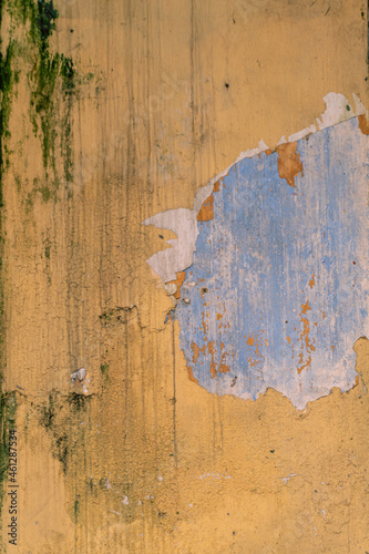 Tekstura zniszczonej brudnej ściany, ciemne plamy na popękanym murze.