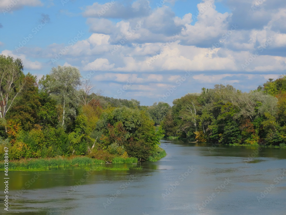 Obraz premium A beautiful autumn landscape opening on the Seversky Donets River, in Svyatogorsk, next to the Svyatogorsk Lavra in Ukraine.