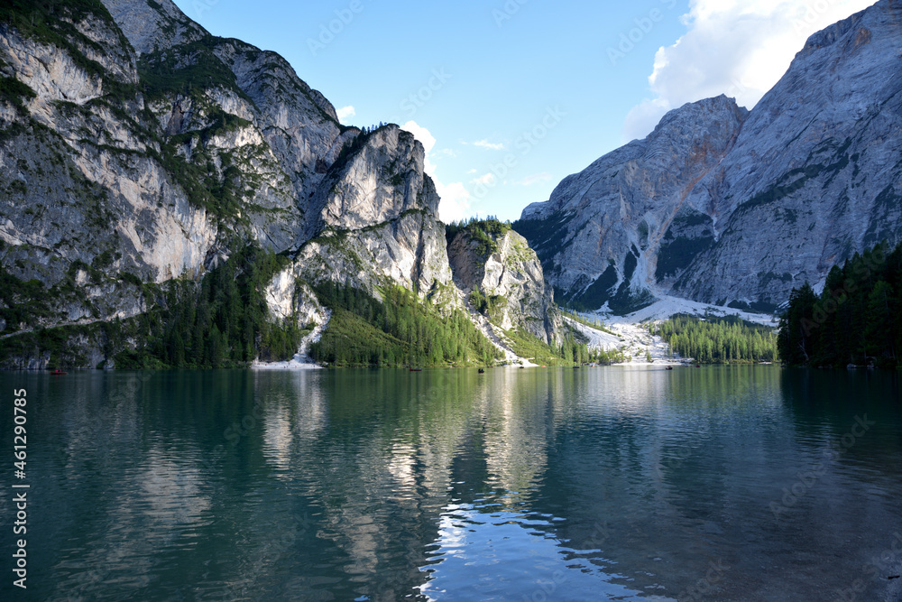 Obraz premium Rocks of the Piccolo Apostolo on the edge of the lake