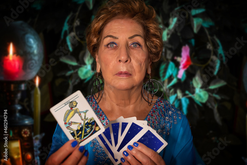 фотографія A fortune teller shows the tarot card of death