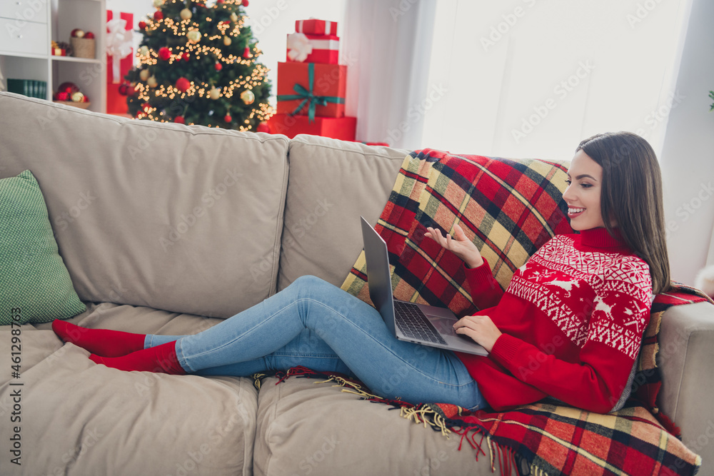 Obraz premium Full size profile side photo of young lady speak video call laptop wish merry x-mas friends and family indoors
