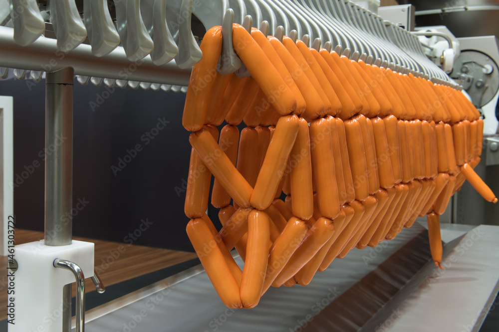 Obraz premium Sausage bundles on the automatic line