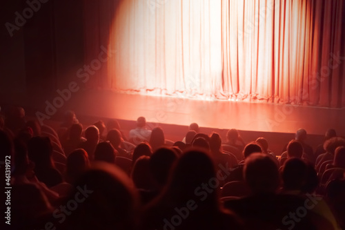 Fotografia spot light on stand up comedy stage
