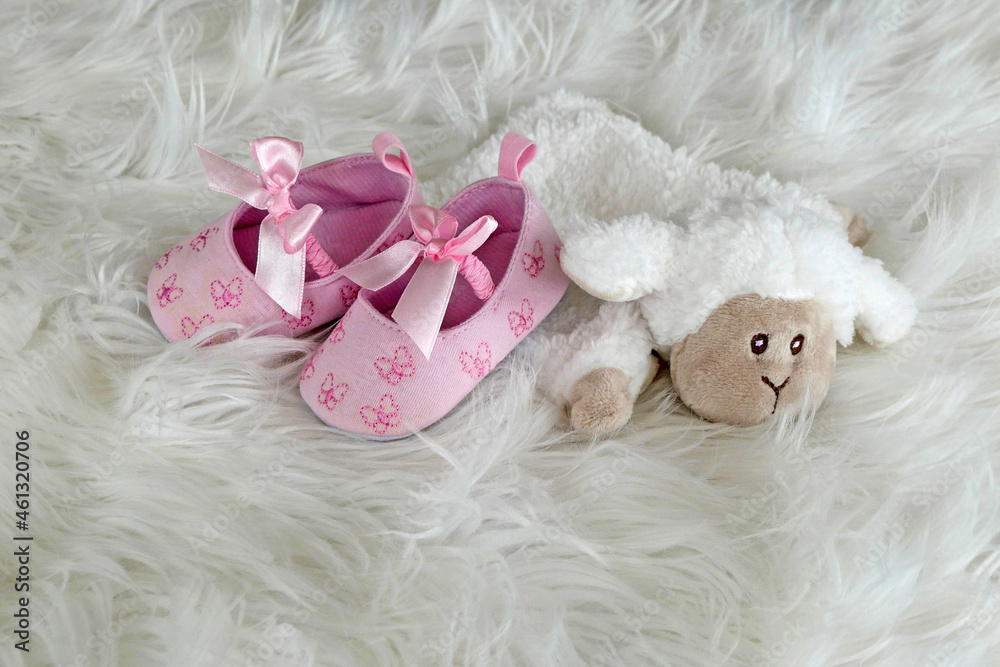 Plüschtier mit Rosa Babyschuhen. Plüschtier mit Rosa Babyschuhen.