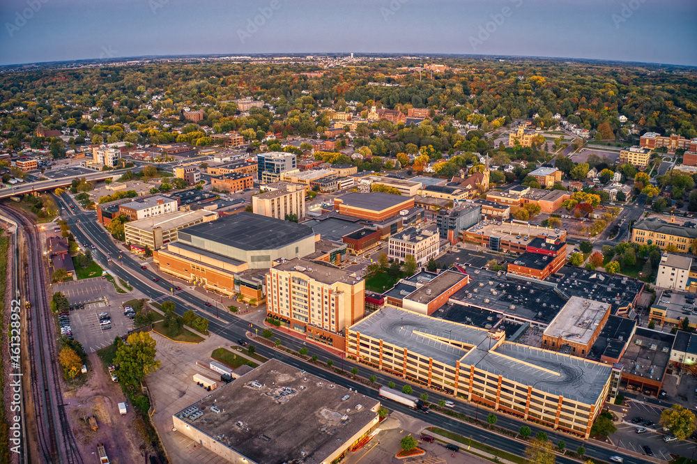 Obraz premium Aerial View of Mankato, Minnesota at Dusk