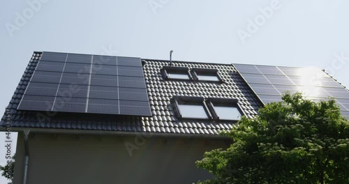 Solaranlage auf Hausdach / Solardach / Photovoltaikanlage / Eigenheim / Energiewende / Strompreis / Strom selbst erzeugen / Erneuerbare Energien photo