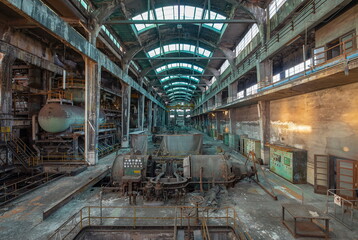 Wandcirkels Oude verlaten gebouwen Groene verlaten elektriciteitscentrale  © Dawid