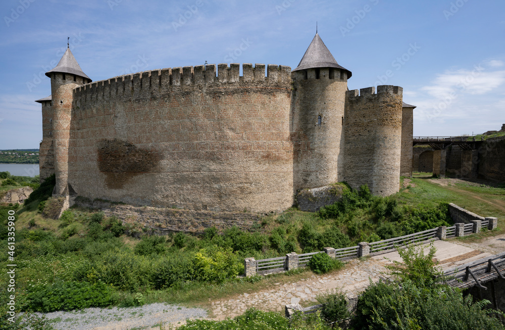 Khotynska fortress - middle-sized fortified fortifikatsiyna sporuda in Khotyn