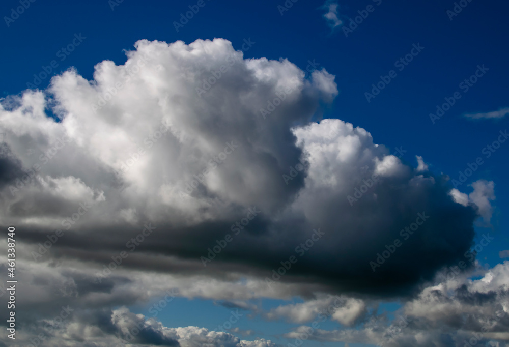 Fototapeta premium swirling clouds in the blue sky, phenomenal clouds