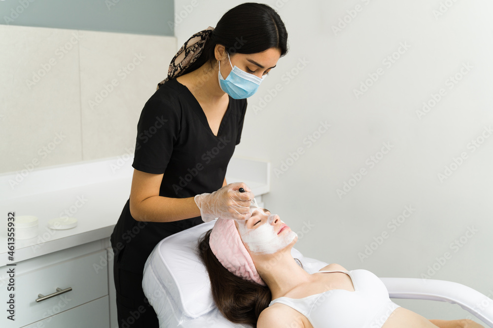 Professional esthetician working at the spa - obrazy, fototapety, plakaty 