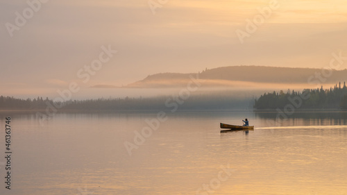 People are boating on Caribou Lake on a fogy morning © Yan