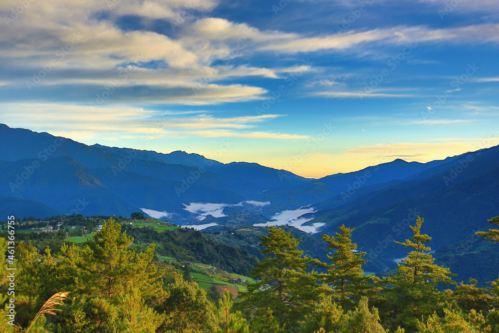 Obraz premium Beautiful landscape of continuously mountains with amazing sky cloud and green trees at dawn 