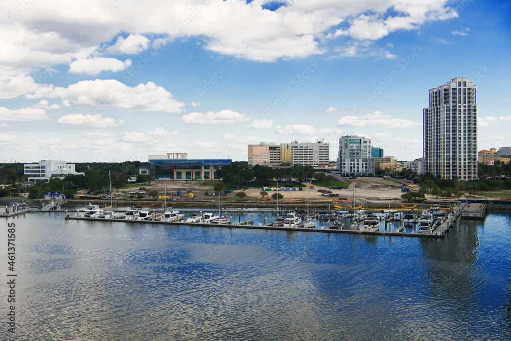 Obraz premium Marina with motor and sailing yachts in the ocean bay