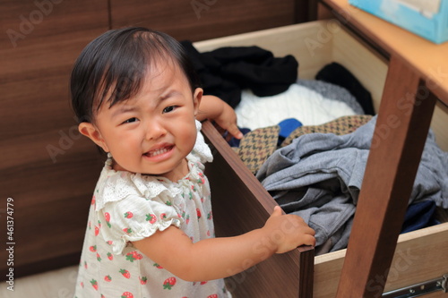 引き出しを開ける子供