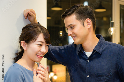 壁ドンする男性とされる女性 photo